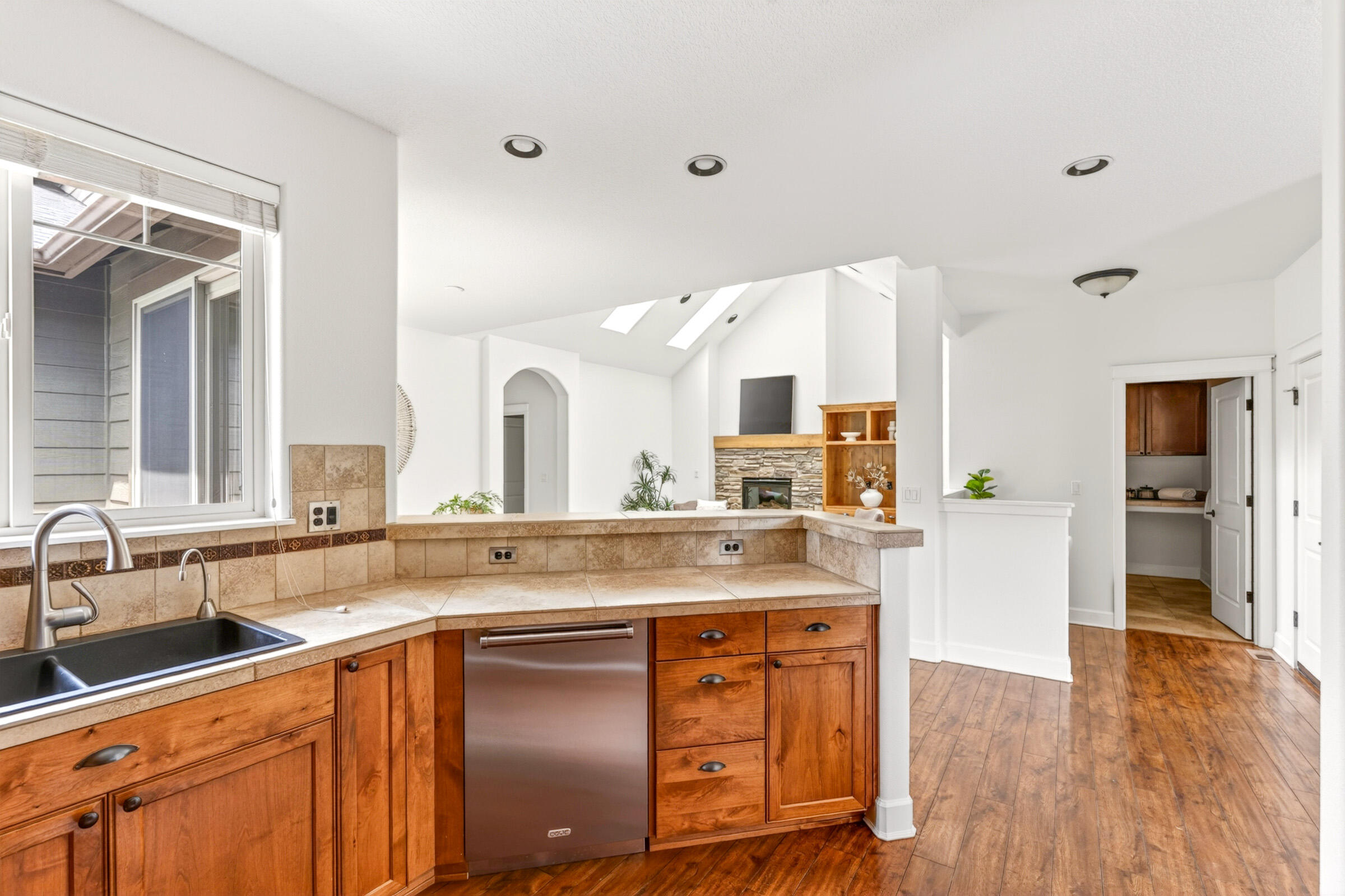60275 Addie Triplett Loop Bend, OR 97702 - Photo 5 of 34 Kitchen with Cove Dishwasher