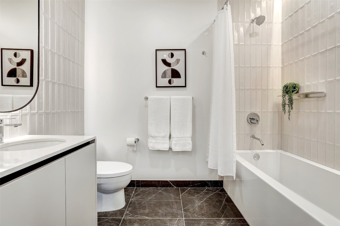 610 Davis Street, Unit 3008 Austin, TX 78701 - Photo 22 of 39 a bathroom with a toilet sink and bathtub