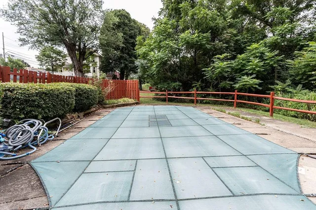 a view of a backyard