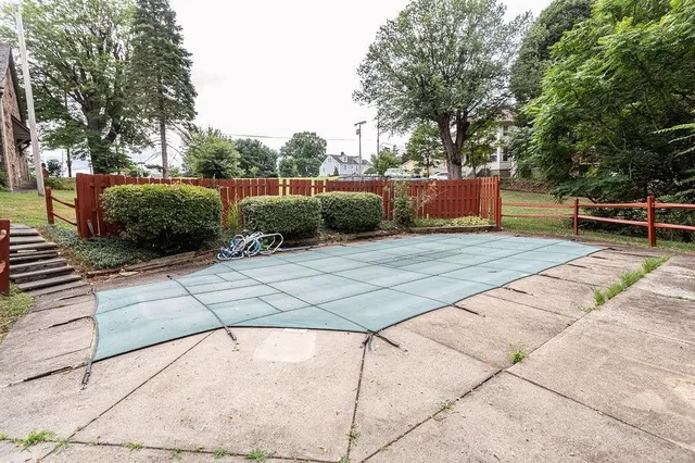 a view of a backyard