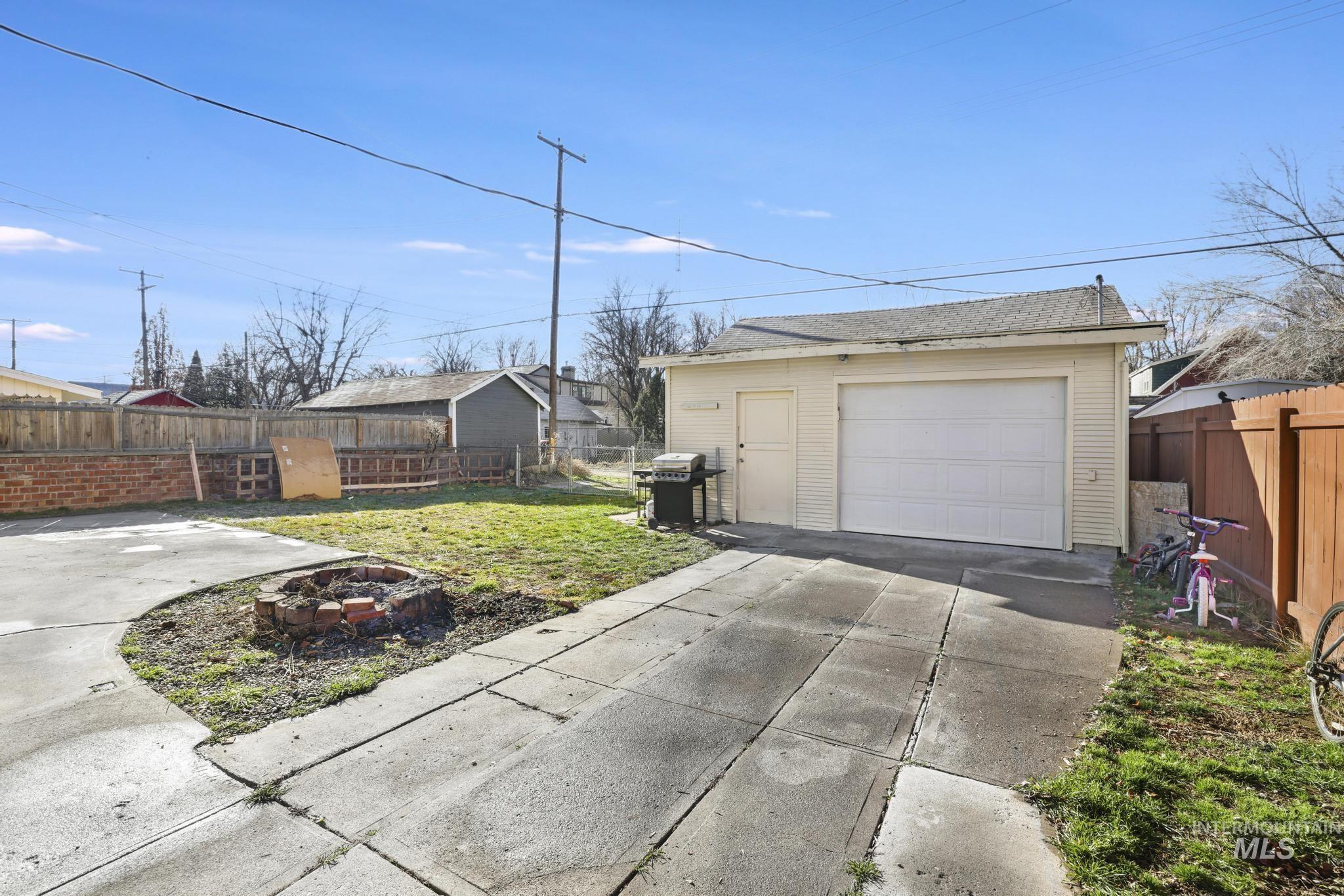 242 8th Avenue East Twin Falls, ID 83301 - Photo 35 of 39 Detached garage featuring driveway