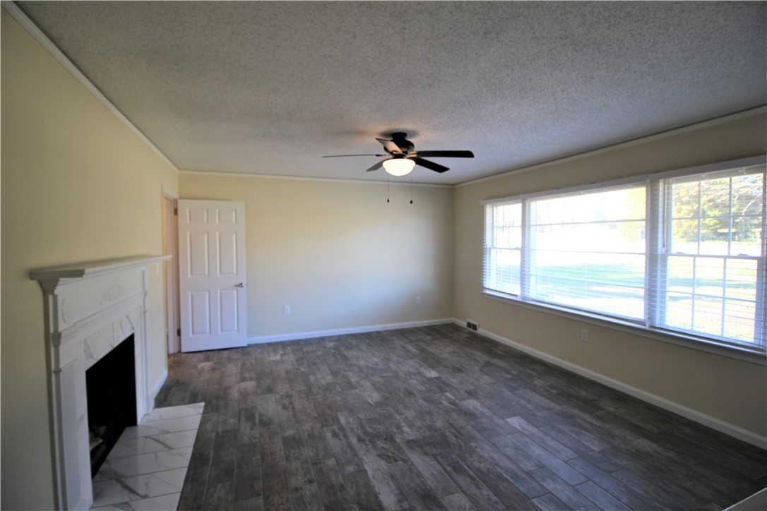 308 Concord Avenue Anderson, SC 29621 - Photo 12 of 31 Living Room