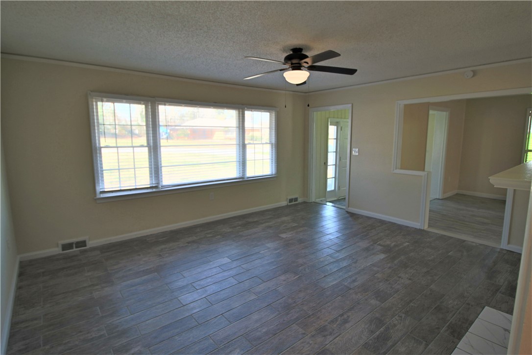 308 Concord Avenue Anderson, SC 29621 - Photo 14 of 31 Living Room