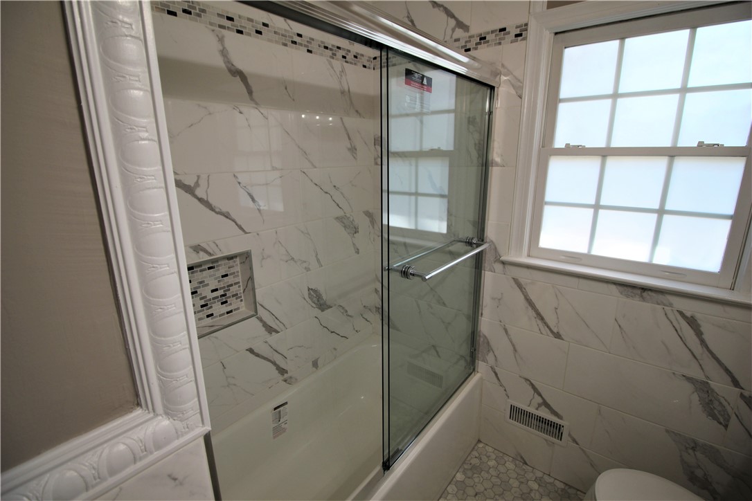 308 Concord Avenue Anderson, SC 29621 - Photo 21 of 31 Main Bathroom - ceramic tub surround