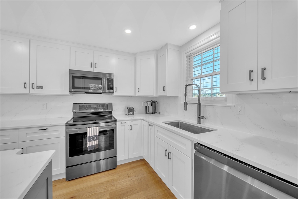 35 Holbrook Avenue Wellfleet, MA 02667 - Photo 4 of 42