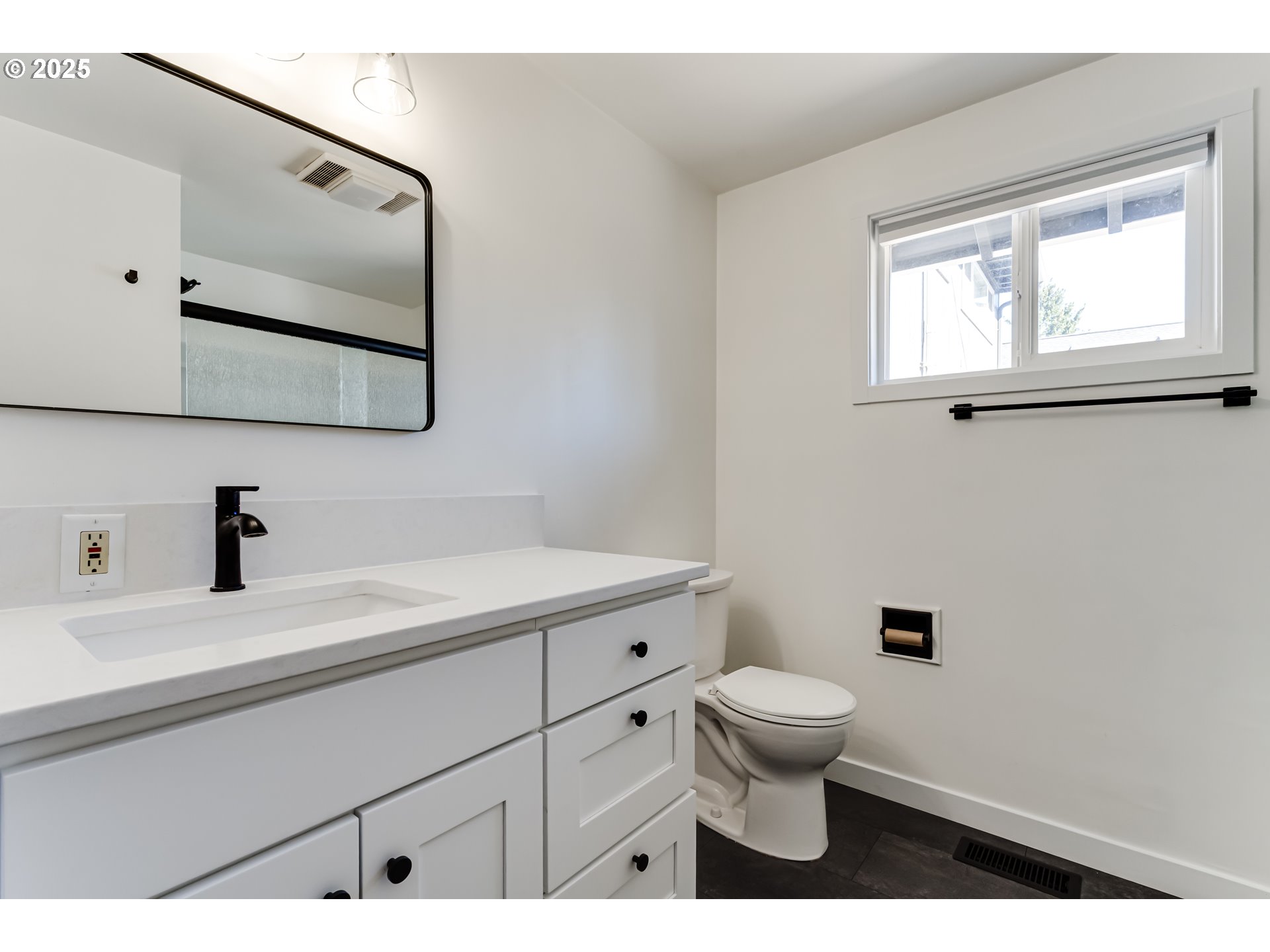 395 Fairway Loop Eugene, OR 97401 - Photo 14 of 37 a bathroom with a toilet a sink and mirror