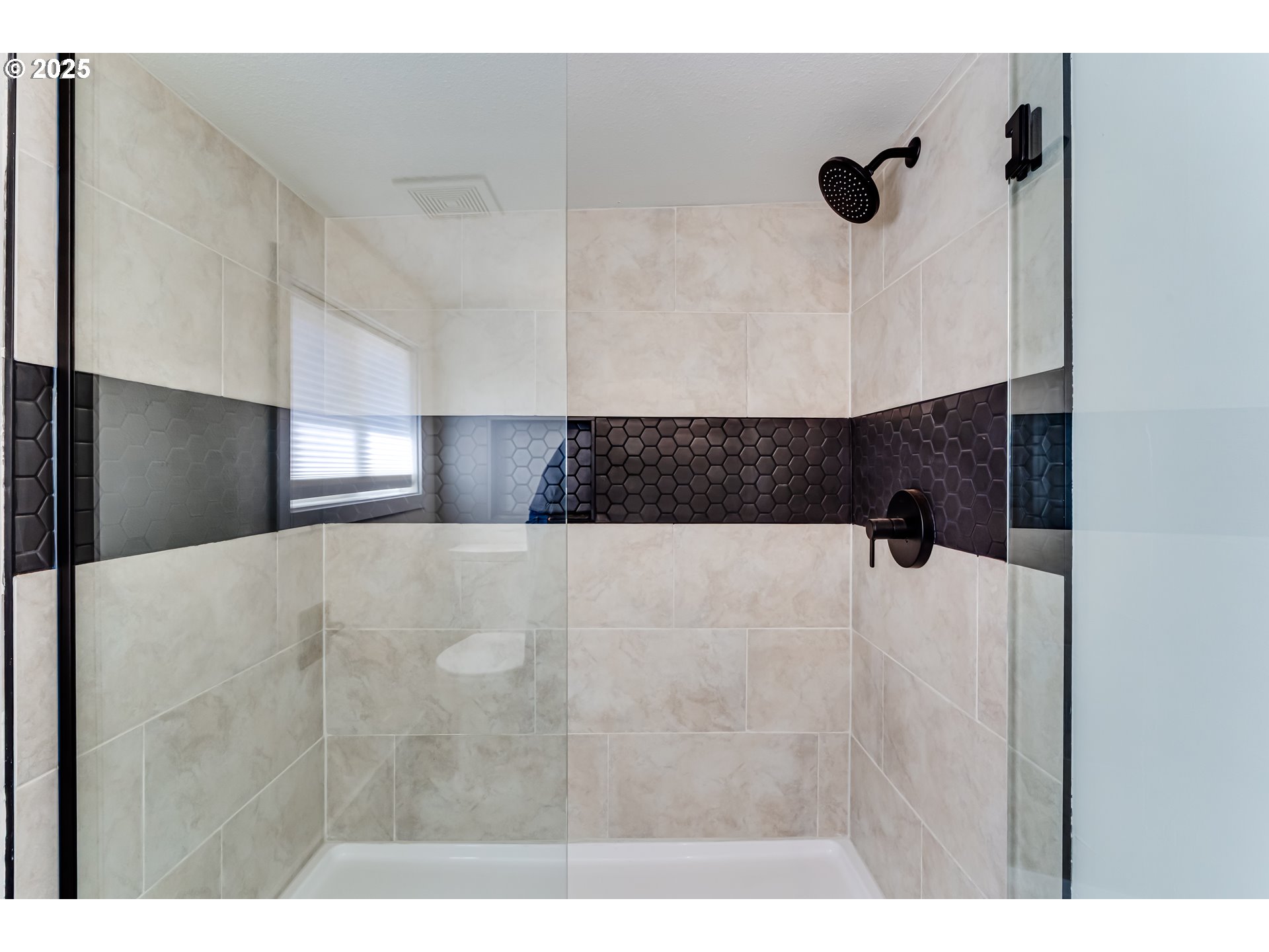 395 Fairway Loop Eugene, OR 97401 - Photo 28 of 37 a view of bathroom