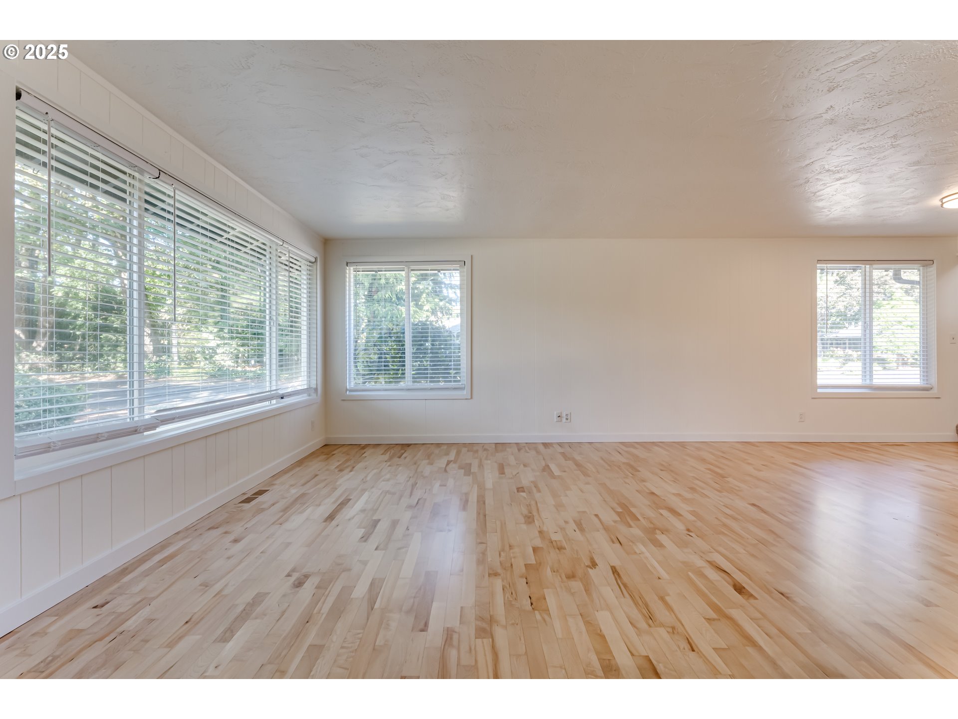 395 Fairway Loop Eugene, OR 97401 - Photo 31 of 37 an empty room with wooden floor and windows