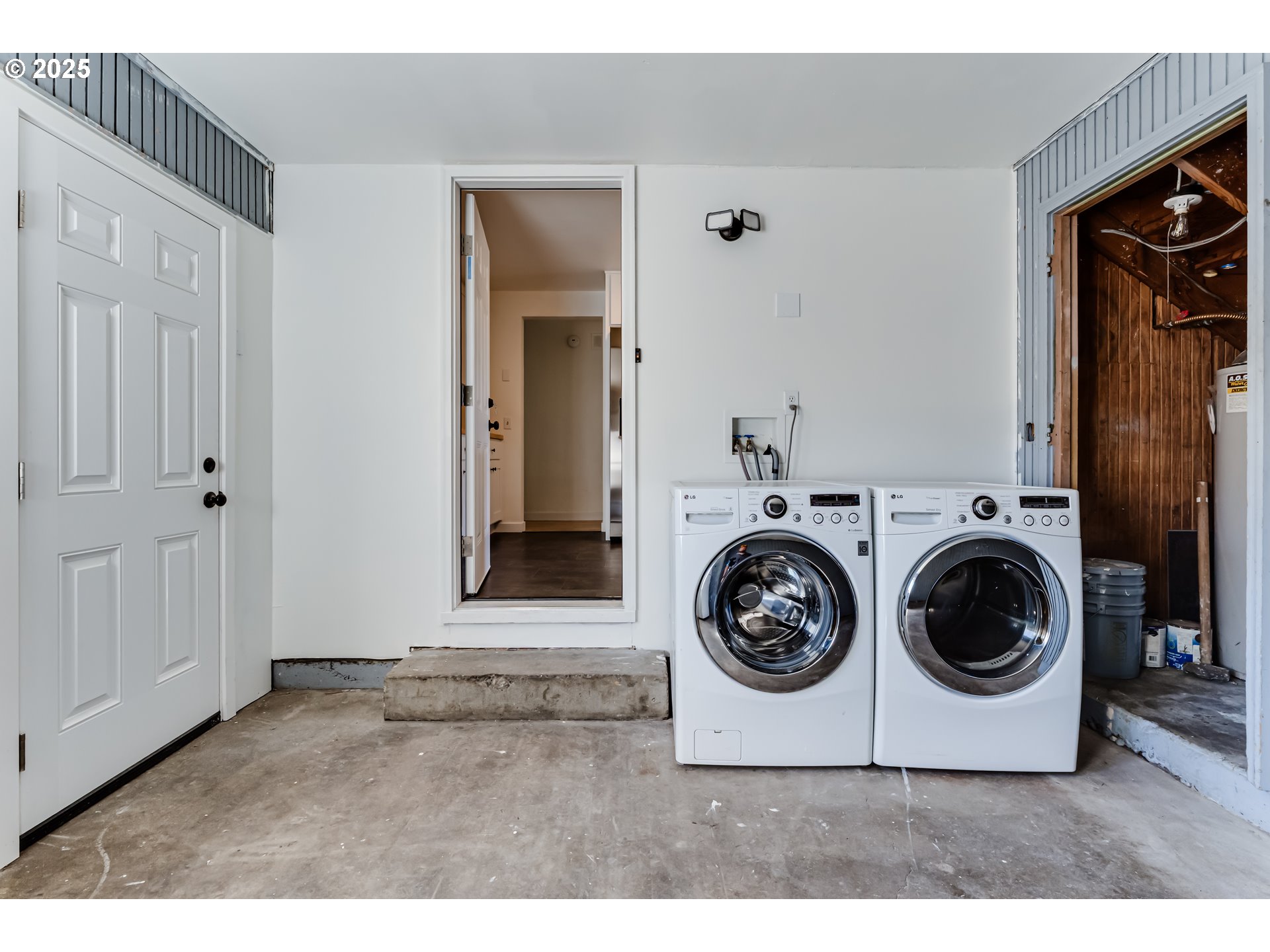 395 Fairway Loop Eugene, OR 97401 - Photo 32 of 37 a utility room with dryer and washer