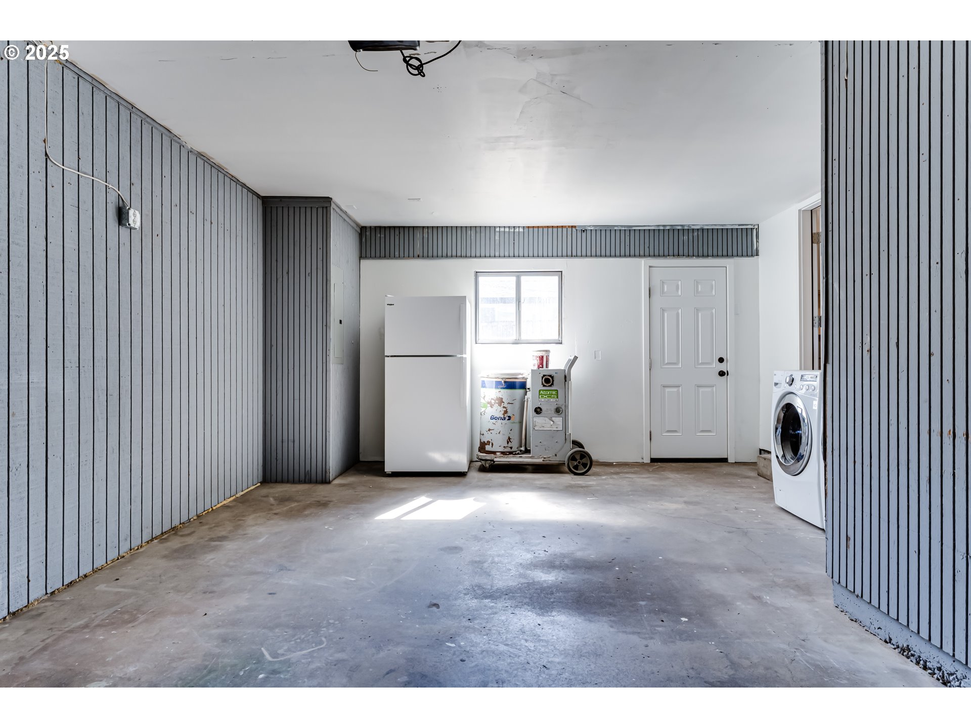 395 Fairway Loop Eugene, OR 97401 - Photo 34 of 37 a view of a livingroom with closet