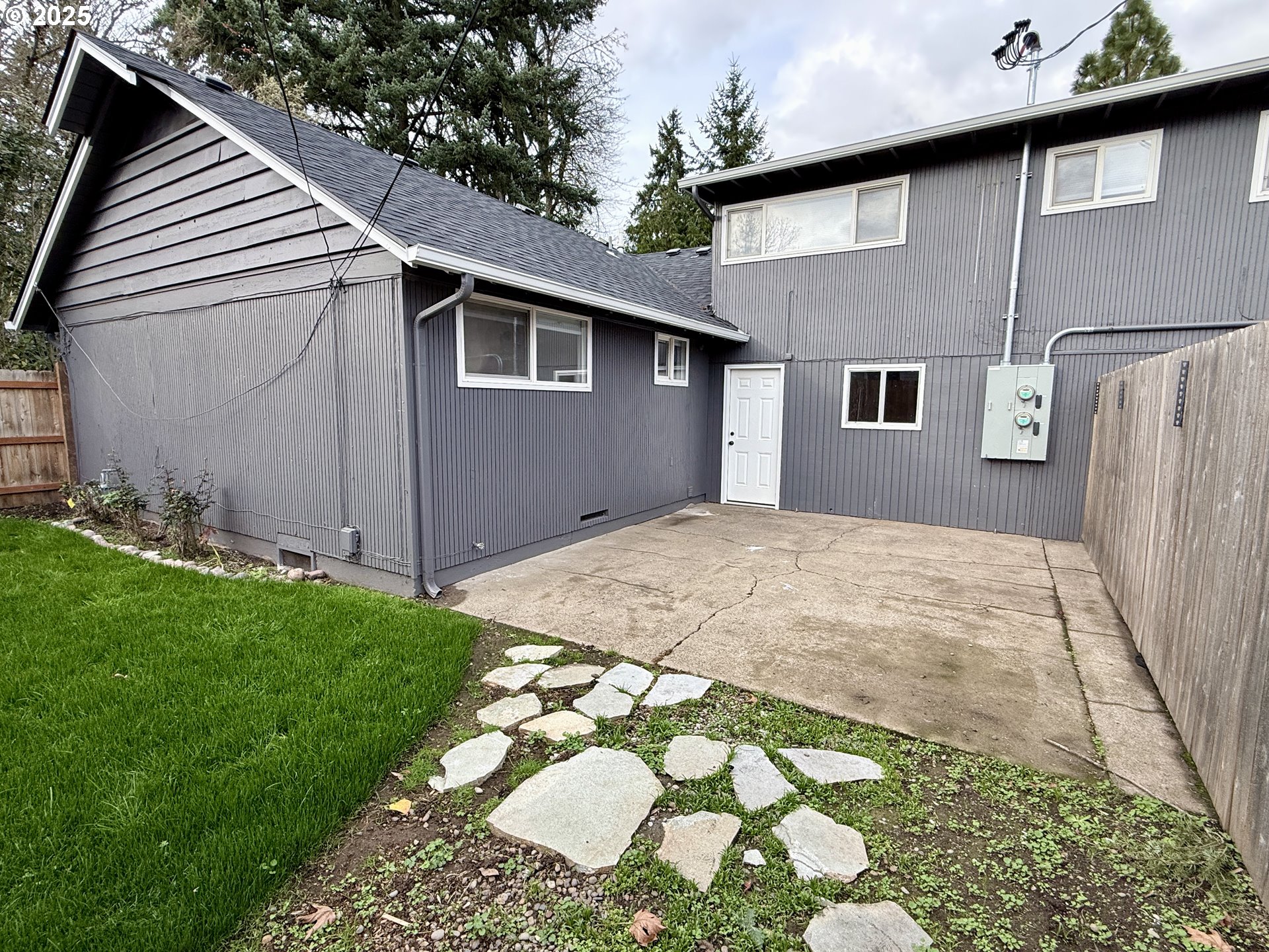 395 Fairway Loop Eugene, OR 97401 - Photo 35 of 37 a backyard of a house with lots of green space