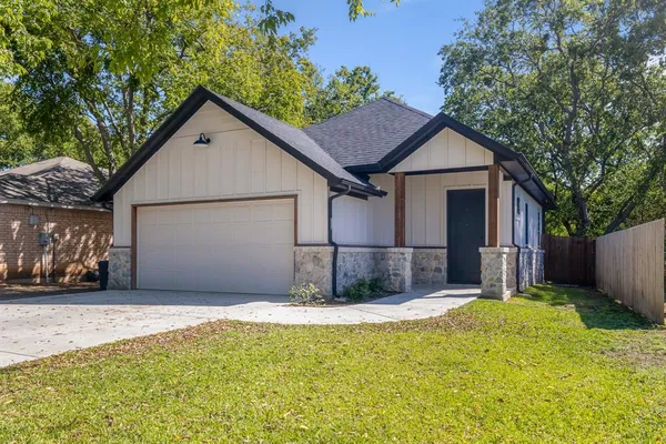 $2,475 | 400 Leuty Avenue, Justin, TX 76247