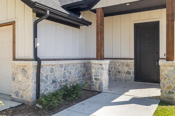 $2,475 | 400 Leuty Avenue, Justin, TX 76247