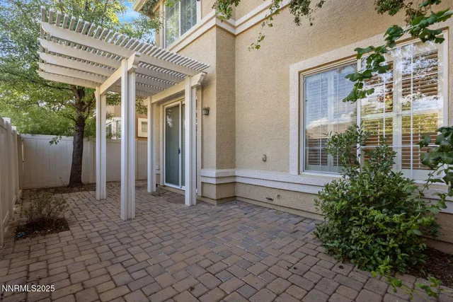 a view of a house with backyard and garden