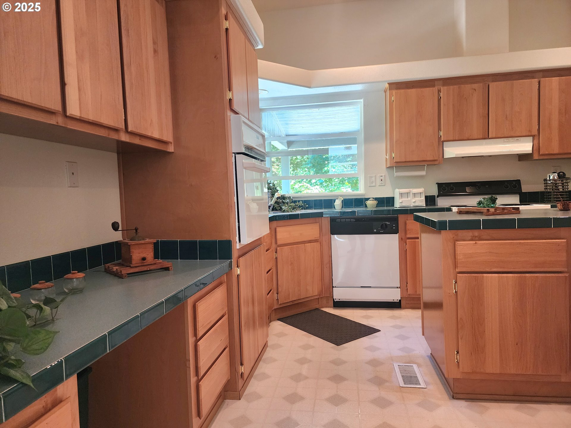 2647 South Tenmile Lakeside, OR 97449 - Photo 20 of 47 a kitchen with stainless steel appliances granite countertop a sink stove and cabinets