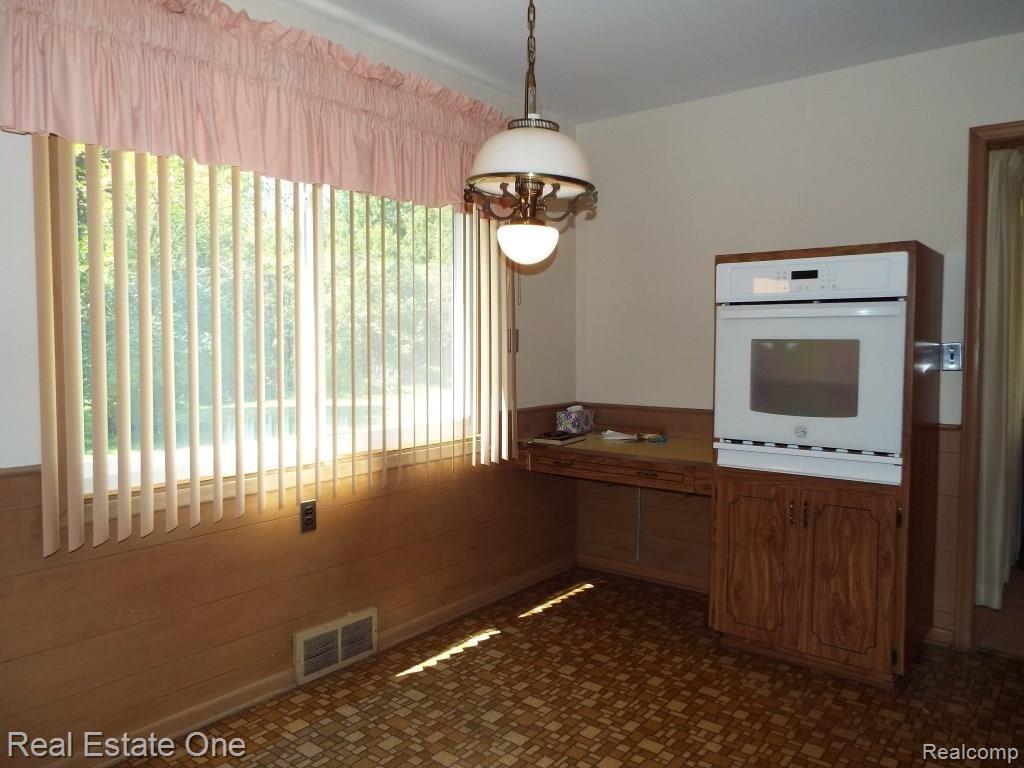 28211 Westerleigh Road Farmington Hills, MI 48334 - Photo 15 of 48