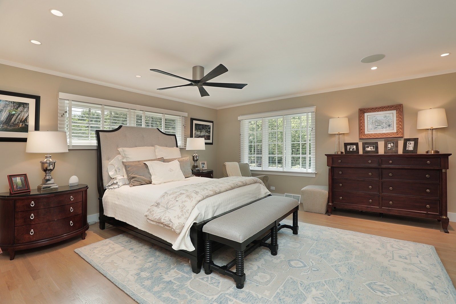 100 Beach Road Glencoe, IL 60022 - Photo 28 of 40 a bedroom with a bed and a dresser