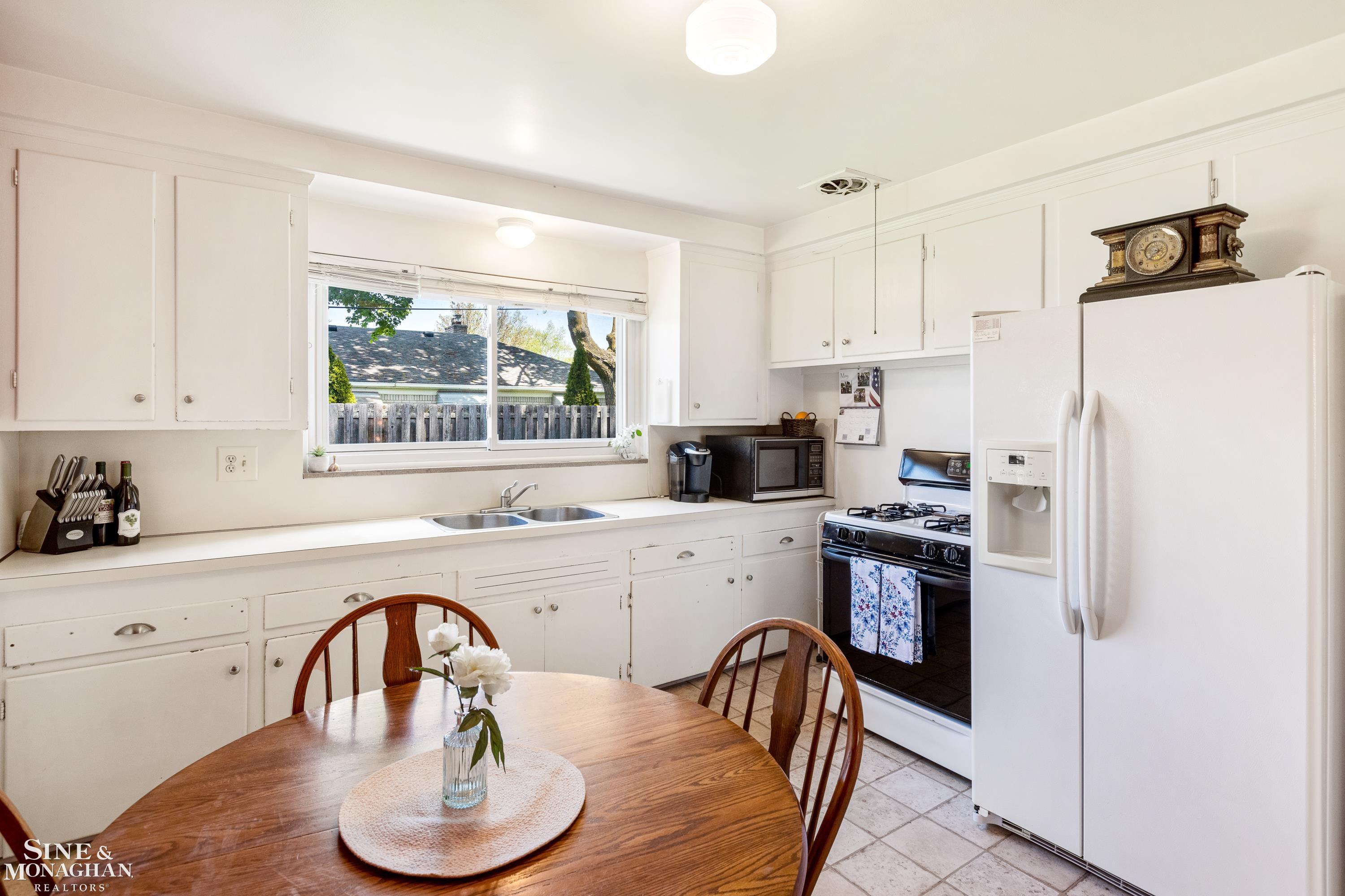 1572 Cook Road Grosse Pointe Woods, MI 48236 - Photo 12 of 29 Gallery Image 12