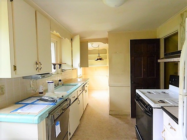 49 Canterbury Road Waltham, MA 02453 - Photo 12 of 23 Gallery Image 12