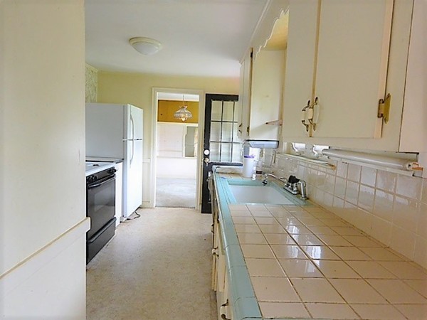 49 Canterbury Road Waltham, MA 02453 - Photo 10 of 23 Gallery Image 10