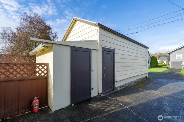 a view of a house with a backyard