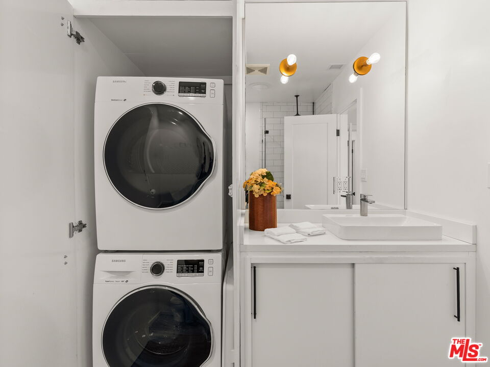 4707 Toland Way Los Angeles, CA 90042 - Photo 19 of 31 a utility room with dryer and washer