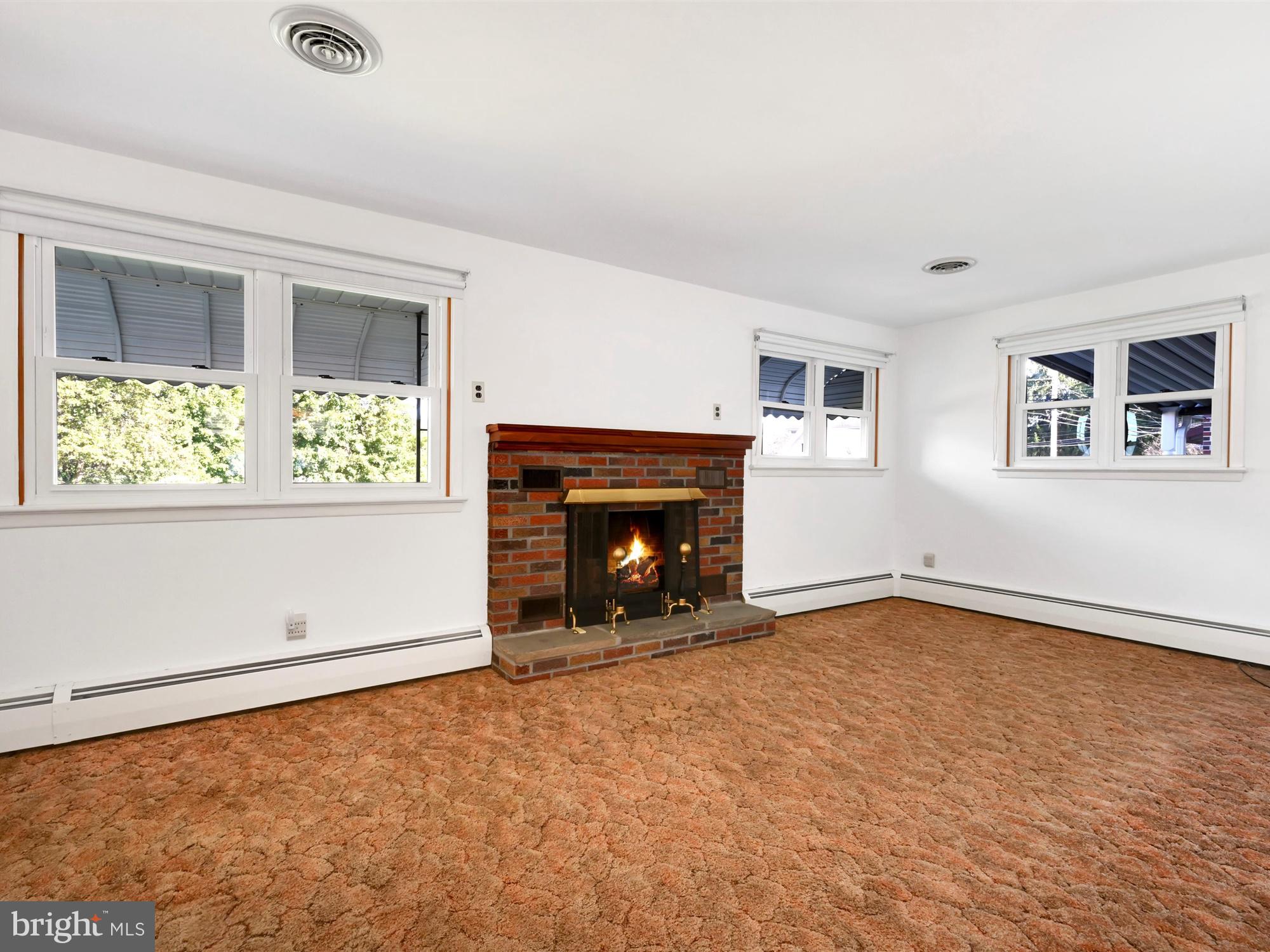 4 Old Wernersville Road Reading, PA 19608 - Photo 4 of 27 LIVING ROOM-V1