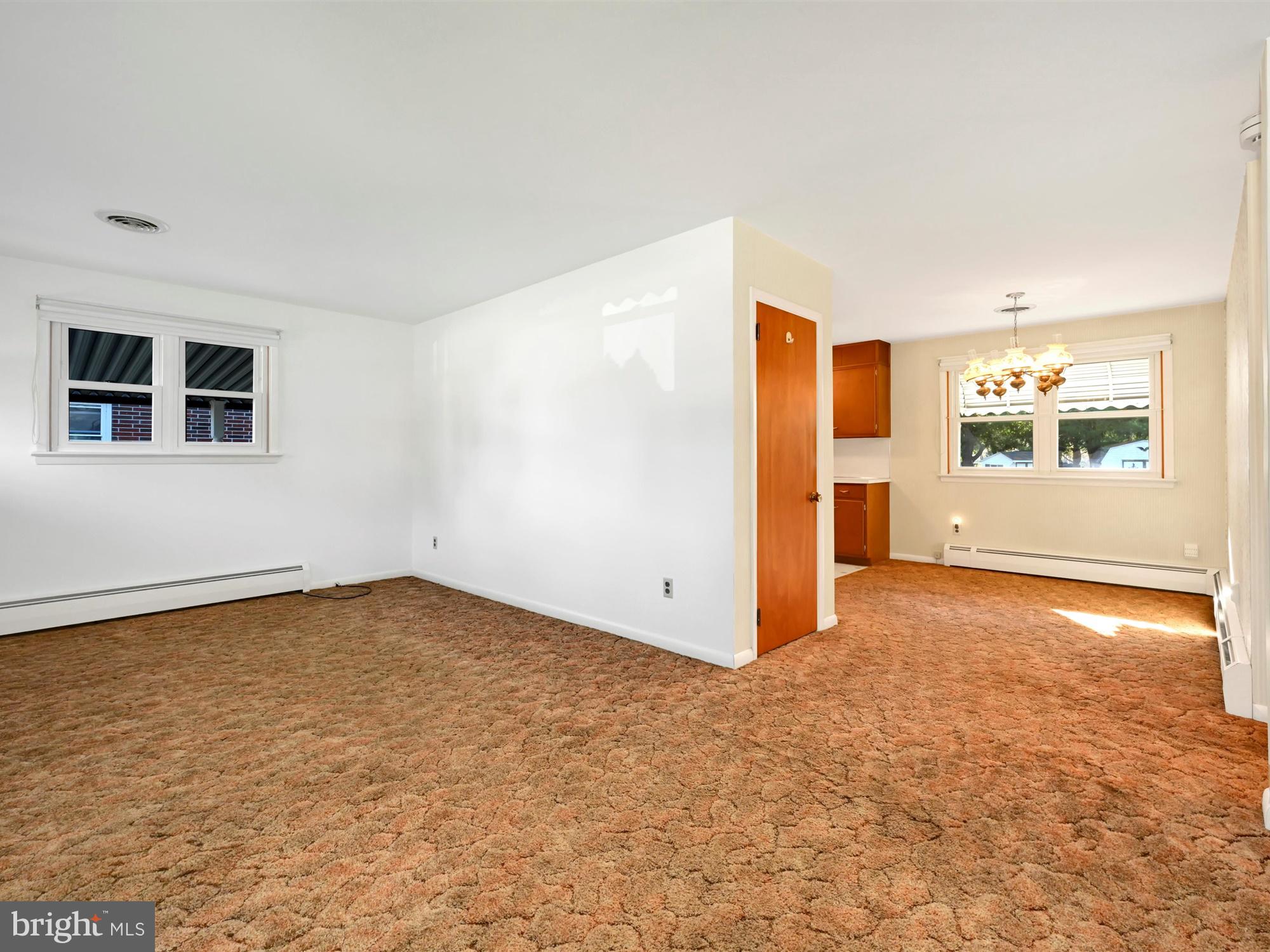 4 Old Wernersville Road Reading, PA 19608 - Photo 7 of 27 LIVING ROOM-V4