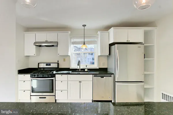 $3,400 | 2942 Landover Street, Alexandria, VA 22305