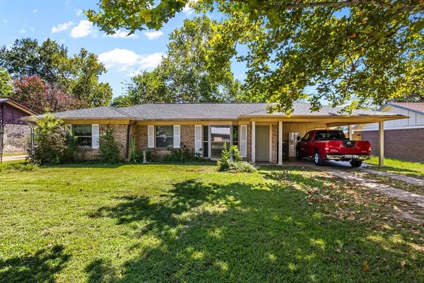 $179,000 | 309 West Henderson Street, Mount Pleasant, TX 75455