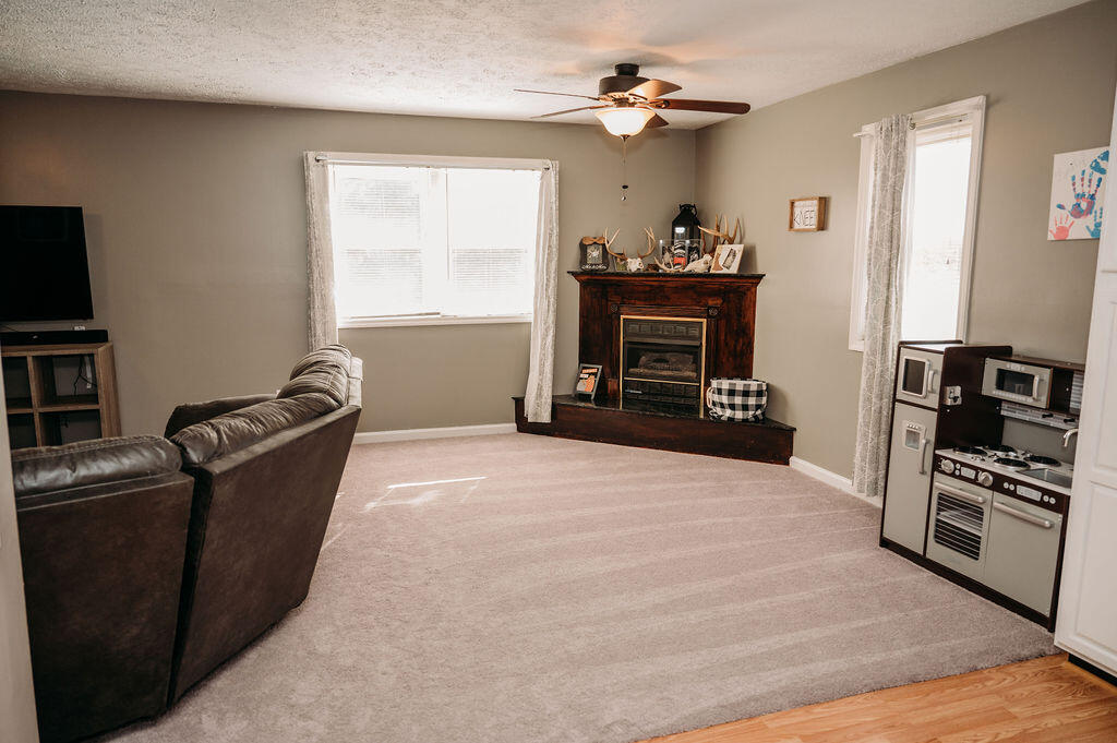 118 Scenic View Road Lancaster, KY 40444 - Photo 15 of 64 Living room