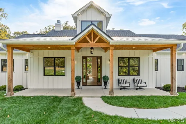 $1,095,000 | 30 Sandy Creek Drive, Winfield, MO 63389