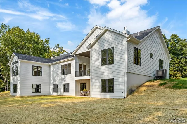 $1,095,000 | 30 Sandy Creek Drive, Winfield, MO 63389