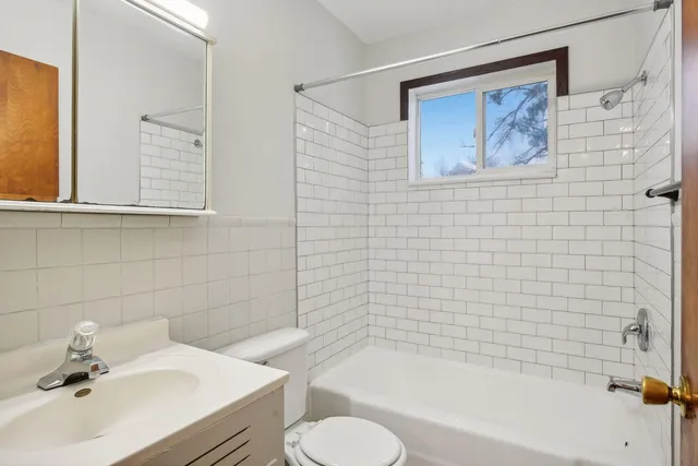 $2,650,000 | 2009 Commerce Boulevard, Mound, MN 55364