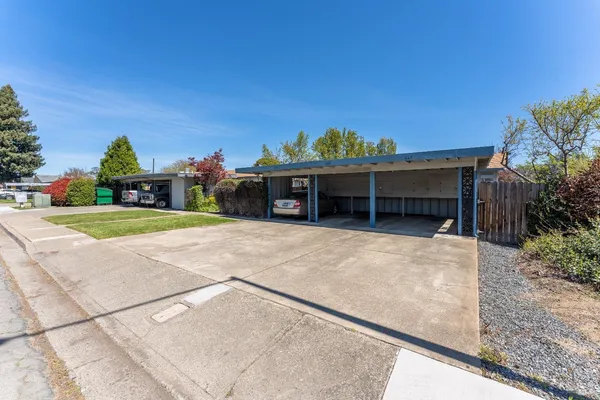 $2,200,000 | 649-671 Leslie Street, Ukiah, CA 95482