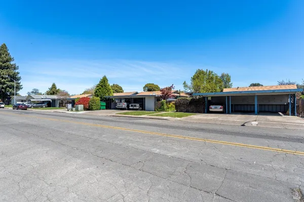 $2,200,000 | 649-671 Leslie Street, Ukiah, CA 95482