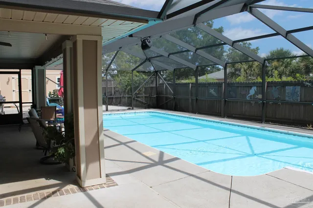 a view of a backyard