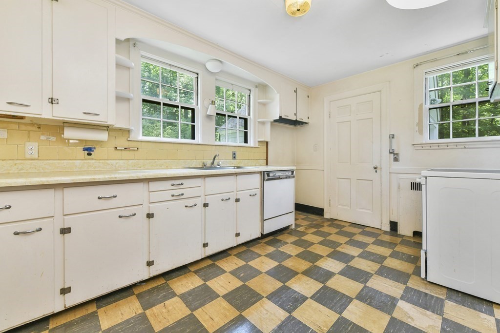 8 Spruce Park Wellesley, MA 02481 - Photo 7 of 22