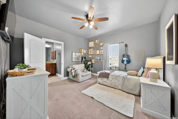 a view of a livingroom with furniture and a ceiling fan