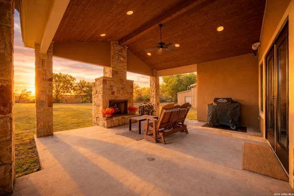 a view of an entryway with a livingroom