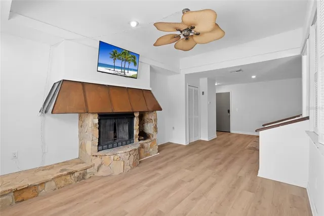 a view of livingroom with furniture and ceiling fan
