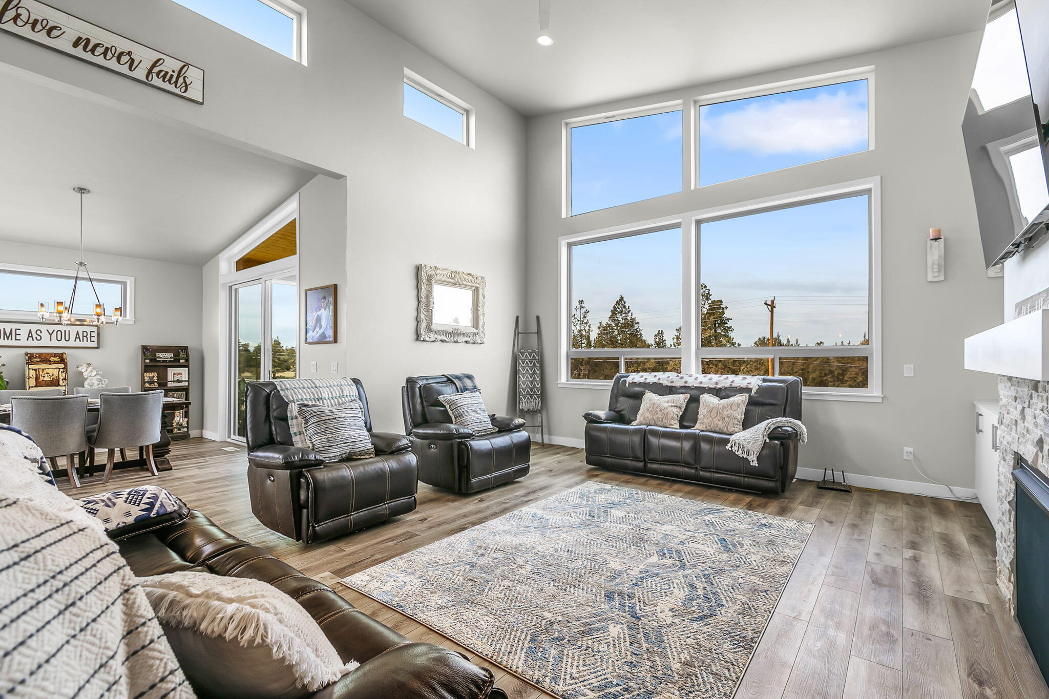 2370 Southwest Helmholtz Way Redmond, OR 97756 - Photo 12 of 31 Gallery Image 12