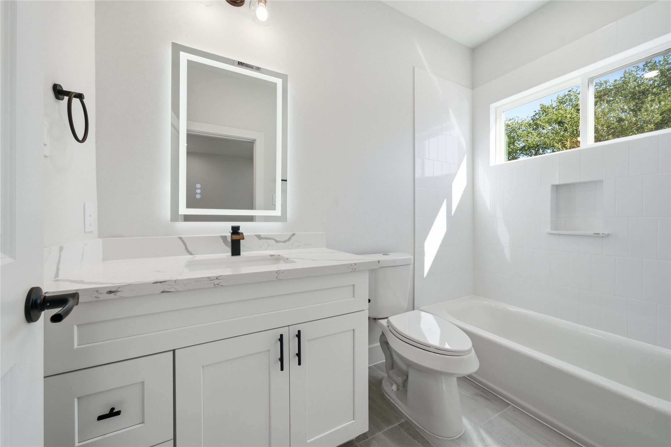 10929 Ivyridge Road, Unit B Houston, TX 77043 - Photo 13 of 37 a bathroom with a sink a toilet and a bathtub