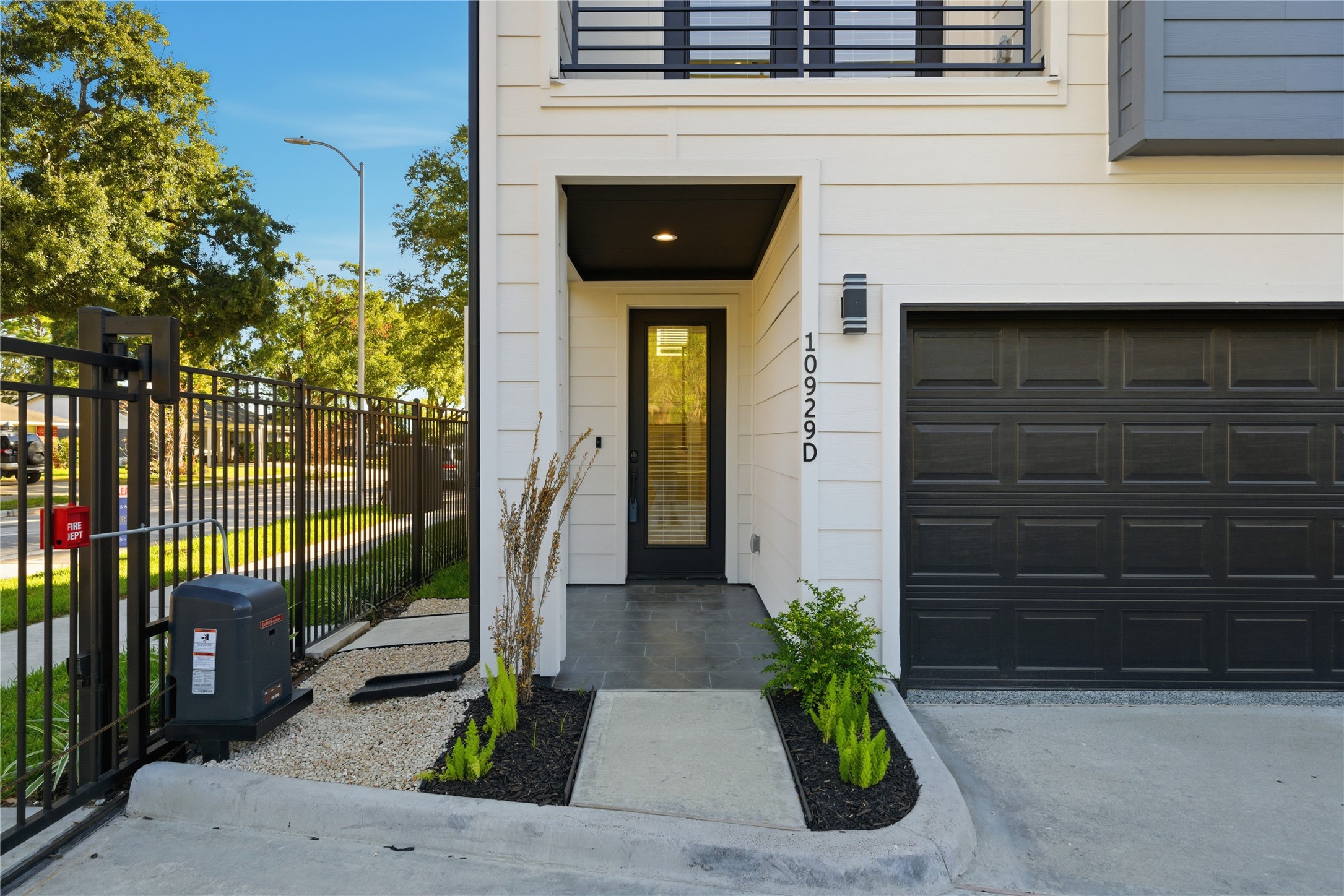 10929 Ivyridge Road, Unit B Houston, TX 77043 - Photo 6 of 37