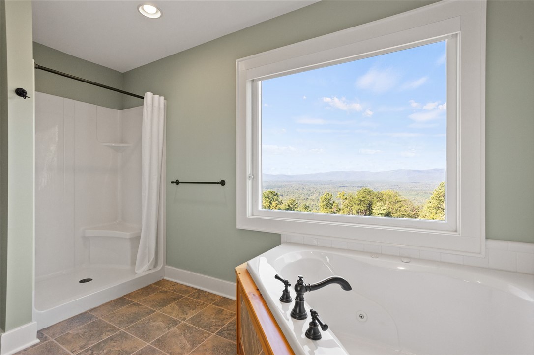 271 Jocassee Ridge Way Salem, SC 29676 - Photo 37 of 50 Upper level full bath jetted tub