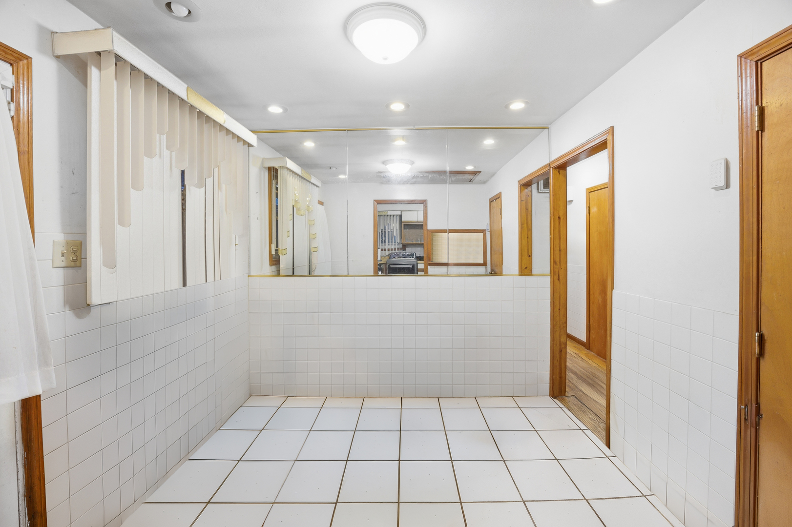9748 South Van Vlissingen Road Chicago, IL 60617 - Photo 15 of 34