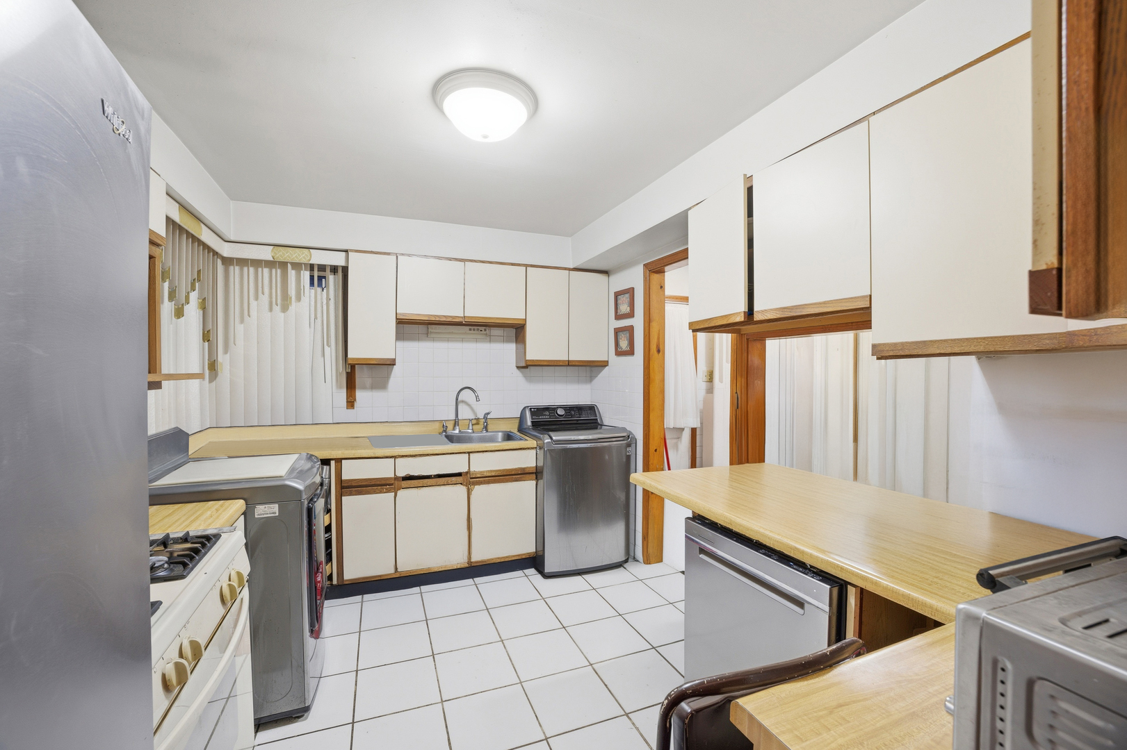 9748 South Van Vlissingen Road Chicago, IL 60617 - Photo 18 of 34
