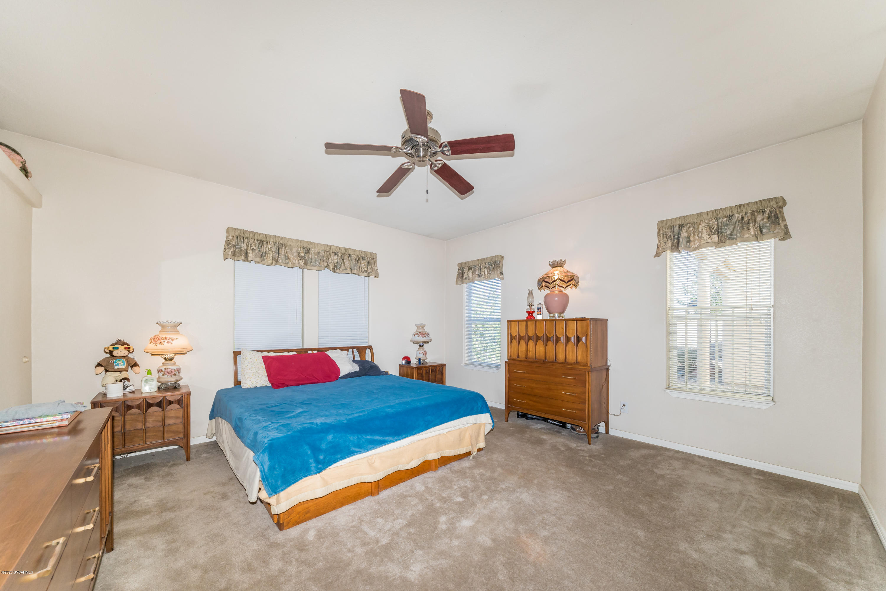 2995 North Coach Road Rimrock, AZ 86335 - Photo 11 of 25 a bedroom with a bed and a chandelier