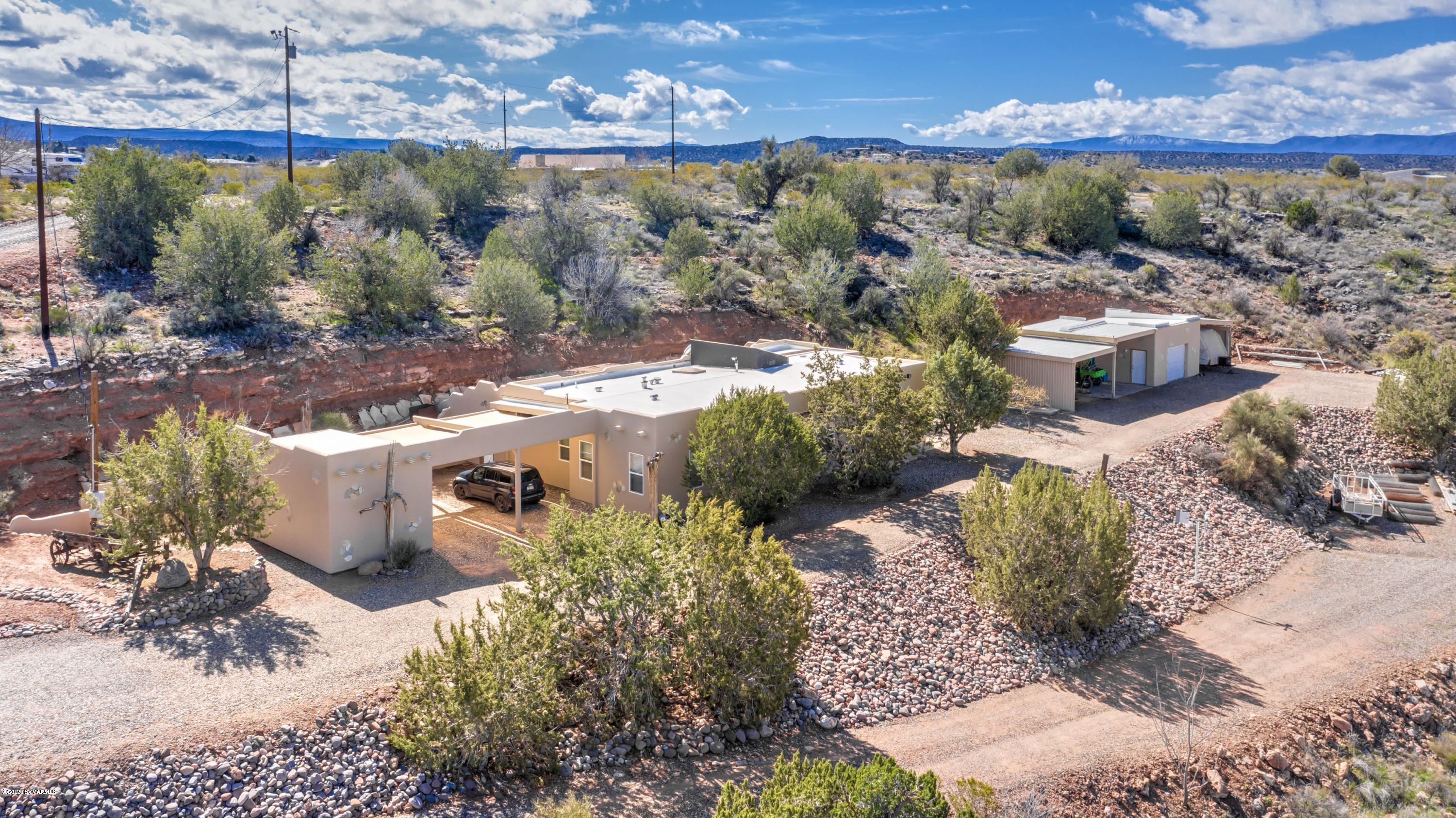 2995 North Coach Road Rimrock, AZ 86335 - Photo 3 of 25 a view of a garden with a fountain