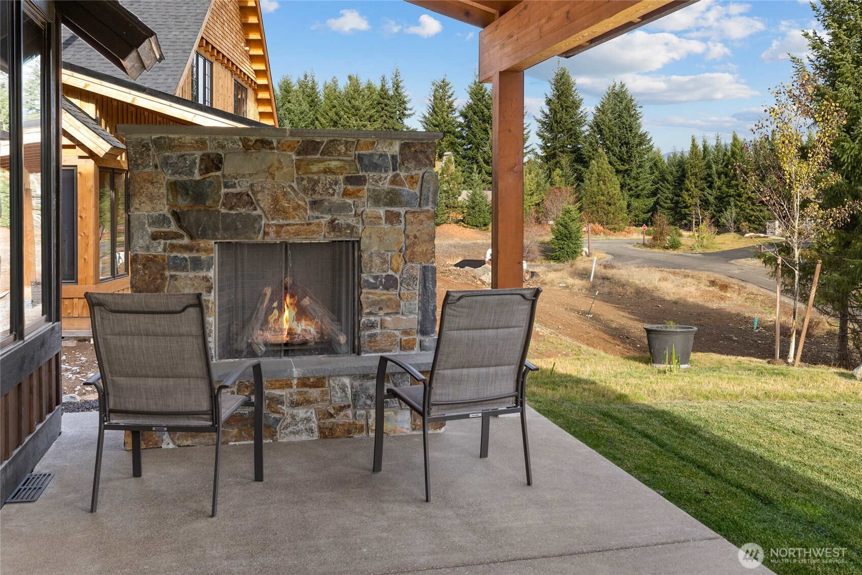 120 Rocky Run Loop Cle Elum, WA 98922 - Photo 24 of 37 a view of a patio with table and chairs and potted plants